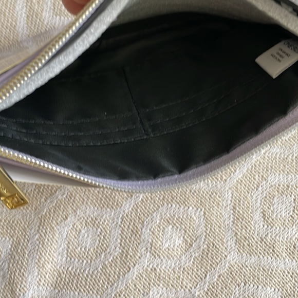 Liz Claiborne Universal Charging Wristlet Cell Phone - Picture 2 of 4